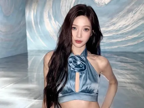 Joy (Red Velvet) khoe vóc dáng quyến rũ với thiết kế váy nửa kín nửa hở