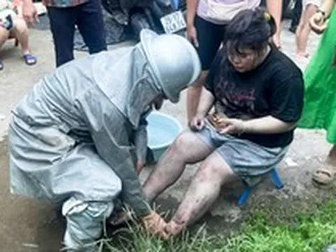 Cháy nhà 5 tầng ở Hà Nội, cảnh sát giải cứu 2 người mắc kẹt