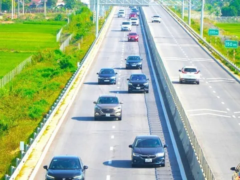 Cấm học viên tập lái ô tô tại làn cao tốc sát dải phân cách giữa