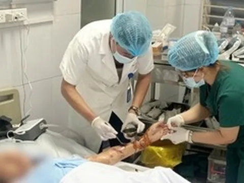 Lóc da, hở lộ xương sau khi bị chó nhà nuôi tấn công