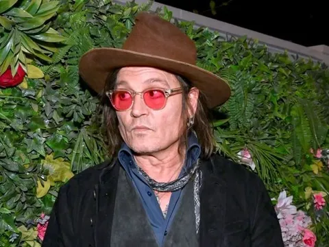 Johnny Depp gây khó hiểu khi bất ngờ ăn lá cây tại sự kiện ở Las Vegas