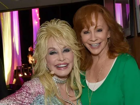 Reba McEntire day dứt vì cuộc gọi nhỡ của Dolly Parton