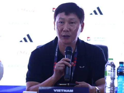 HLV Kim: 'Tuyển Việt Nam may mắn hơn Philippines'
