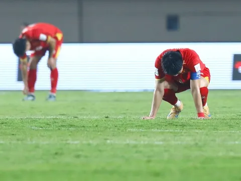 Pha dội xà phơi ra điểm yếu hàng thủ tuyển Việt Nam