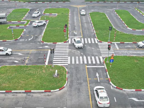 Bộ Xây dựng yêu cầu đưa tình huống khoảng cách an toàn trên cao tốc vào đào tạo lái xe