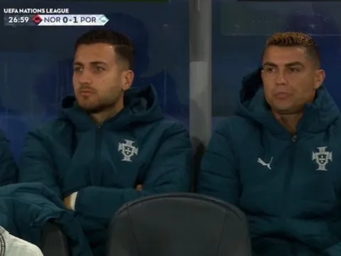 Phản ứng của Ronaldo khi dự bị trận gặp Na Uy