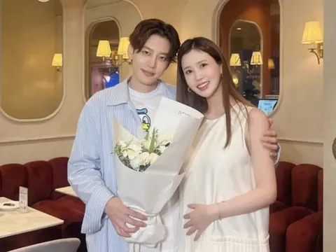Lee Da Hae bế bụng bầu ủng hộ chồng