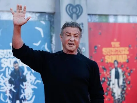 Sylvester Stallone tiết lộ tuổi thơ bị cha bạo hành