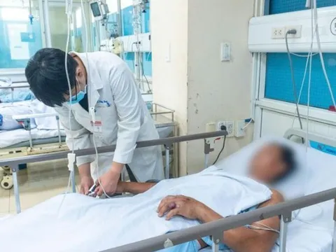 Đang cắt cỏ trong vườn, người đàn ông 44 tuổi bị con rắn màu xanh cắn vào tay