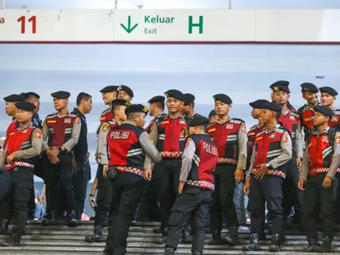 Cảnh sát Indonesia xếp hàng bảo vệ CĐV Malaysia