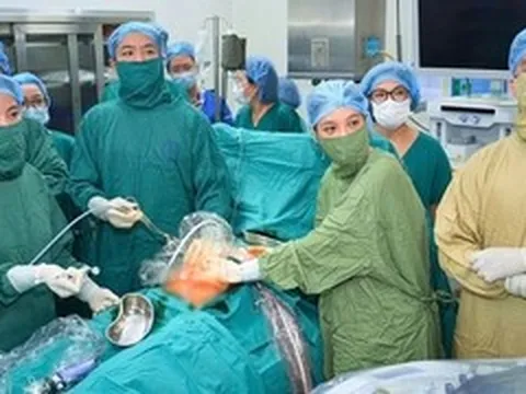 Lần đầu tại Việt Nam: Đặt bóng vào khí quản cứu thai nhi mắc thoát vị hoành
