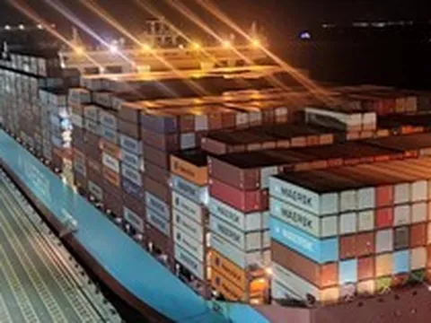 'Quái vật' nặng 214.000 tấn, dài gần 400 m lớn nhất trong lịch sử cập cảng biển miền bắc Việt Nam