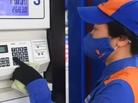 Đề xuất doanh nghiệp tự quyết định và công bố giá bán lẻ xăng dầu