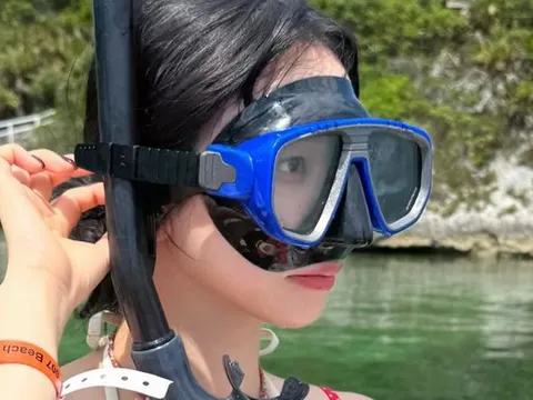 Karina (aespa) khoe vẻ ngoài gợi cảm trong chuyến đi biển