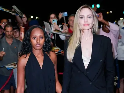Con gái Angelina Jolie và Brad Pitt chính thức bỏ họ của cha