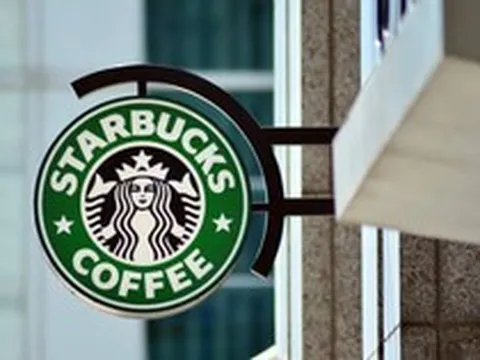 Một tập đoàn nhận hơn 1.100 cửa hàng Starbucks, còn được trả thêm 340 triệu USD