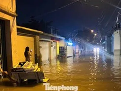 Hàng trăm nhà dân ở TPHCM ngập từ đêm đến sáng: 'Nước dâng nhanh, chỉ chưa đầy nửa giờ đã tràn vào'