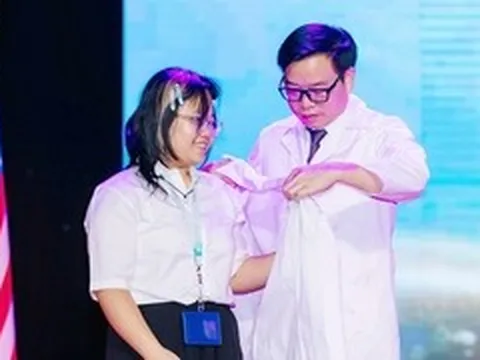 Cuộc hội ngộ đặc biệt giữa cô gái từng suýt mất chân và bác sĩ tại lễ khai giảng