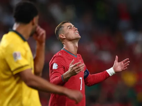 Ronaldo 'dỗi', ai thiệt nhất?