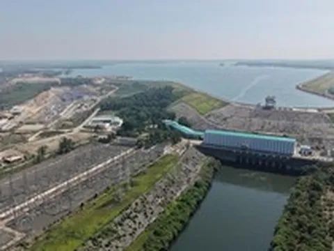 Dự kiến đào 400.000 m³ đất đá, xây 48.000 m³ bê tông, lắp hơn 2.100 tấn thiết bị trong 3 tháng cuối năm để tăng tốc mở rộng công trình 35 năm tuổi do Liên Xô giúp Việt Nam xây dựng