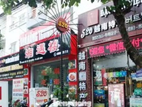 Biển hiệu chữ nước ngoài 'lấn át' tiếng Việt trên đường phố Bắc Ninh