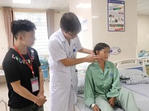 Mẹ người Mông không thạo tiếng Việt, con trai 19 tuổi làm 'cầu nối' với bác sĩ