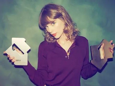 Taylor Swift ăn mừng kỷ lục âm nhạc bằng màn ngoại giao thời trang ẩn ý