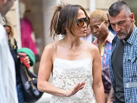 Jennifer Lopez nhắc nhở 'cánh săn ảnh' tại Paris Fashion Week