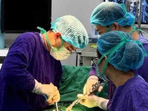 Người đàn ông Lào tắc ruột được bác sĩ Việt mổ cấp cứu bằng kỹ thuật đặc biệt