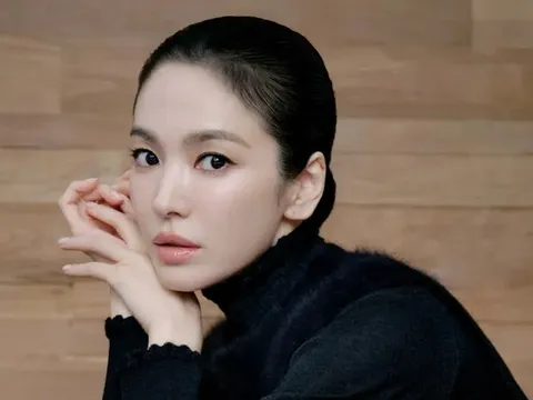 Song Hye Kyo vuốt tóc ra sau, lộ rõ 'điểm vàng' trên gương mặt