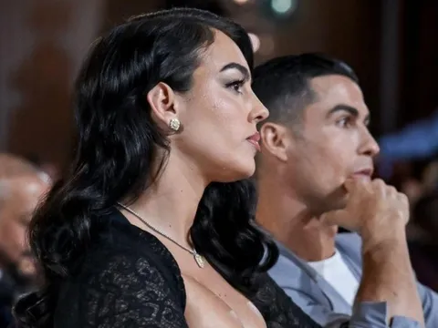 Vợ Ronaldo chỉ trích HLV Jesus