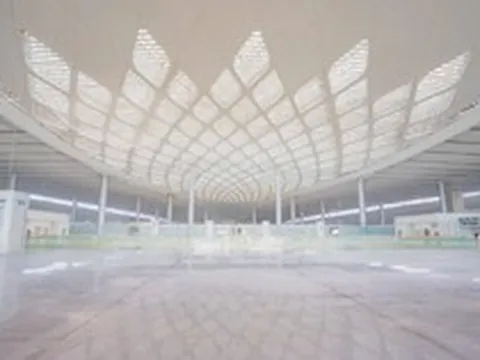 56 kích thủy lực nâng khối mái 'cánh sen' có diện tích gần 20.000 m², nặng 5.300 tấn lên cao