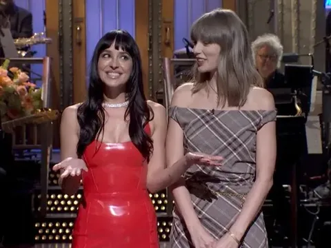 Taylor Swift diện váy kẻ caro sành điệu khi xuất hiện cùng Dakota Johnson