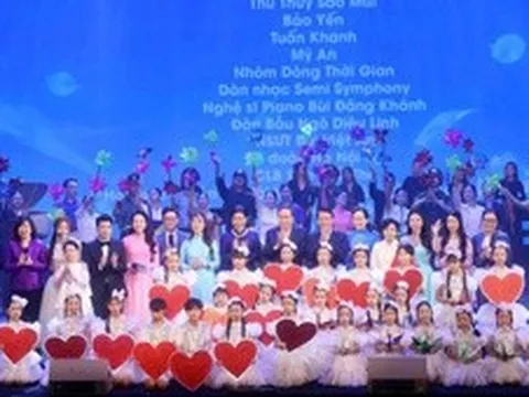 Chủ tịch Quốc hội dự chương trình 'Kết nối yêu thương', chung tay hỗ trợ phụ nữ, trẻ em có hoàn cảnh khó khăn