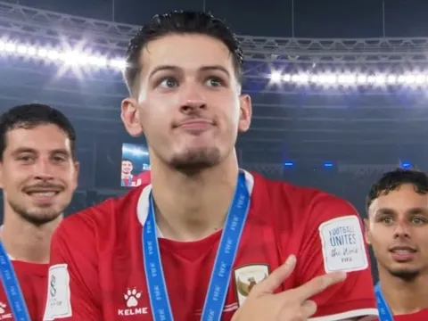 Justin Hubner tái hiện màn ăn mừng của Hai Long