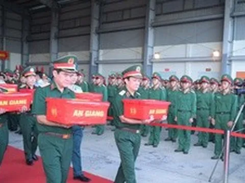 Vận chuyển 15.401 mẫu sinh phẩm hài cốt liệt sĩ bằng máy bay quân sự ra Hà Nội để giám định ADN