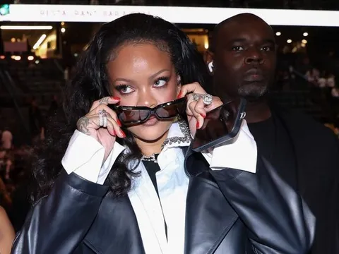 Rihanna đáp trả EJ Johnson sau màn 'đá xéo' tại Paris Fashion Week