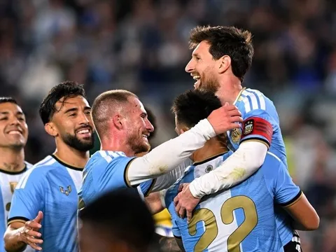 Messi được tôn vinh, Ronaldo vẫn chống lại cái kết