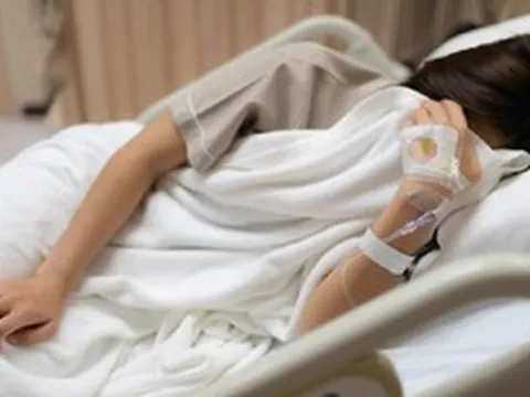 Có dấu hiệu này, người phụ nữ 45 tuổi đi khám bất ngờ phát hiện 2 bệnh ung thư