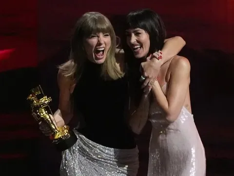 Taylor Swift bí mật mừng sinh nhật Dakota Johnson