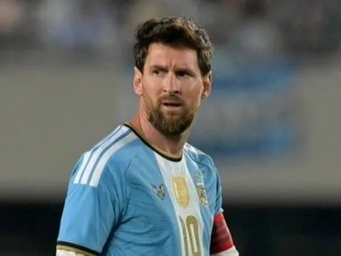 Messi không hiểu chuyện gì khi trọng tài dừng trận ở phút 10