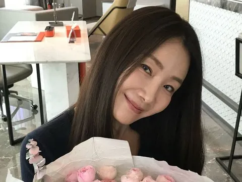 'Nữ hoàng nước mắt' Choi Ji Woo hiếm hoi lộ diện cùng con gái