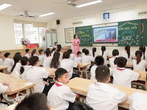 Đường dây nóng phản ánh về lạm thu, dạy thêm sai quy định ở Hà Nội