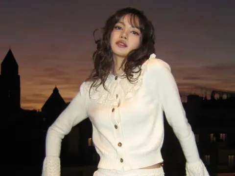 Lisa (BLACKPINK) khoe đôi chân dài nổi bật tại Pháp