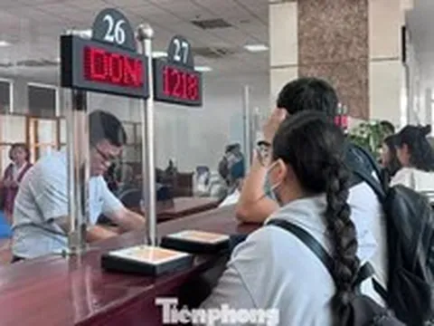 Khổ sở trong vai giám đốc, cú sốc 'tuýt còi' xuất cảnh