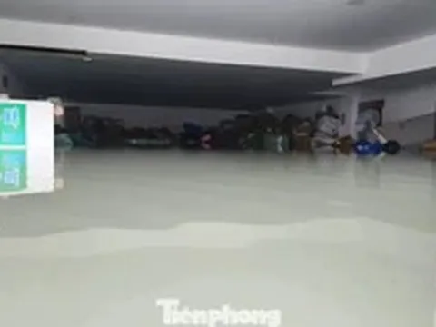 Tầng hầm biệt thự, ngân hàng ở TPHCM ngập sâu, nhiều tài sản ngâm trong nước