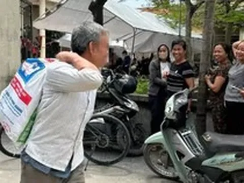 Người dân nhận bao tải tiền bồi thường giải phóng mặt bằng: Có rủi ro?