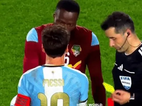 Trọng tài tặng thẻ đỏ và thẻ vàng cho Messi