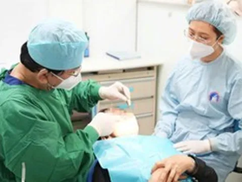 Dùng hàm giả nhiều năm, người phụ nữ 64 tuổi xuất hiện dấu hiệu "lạ"