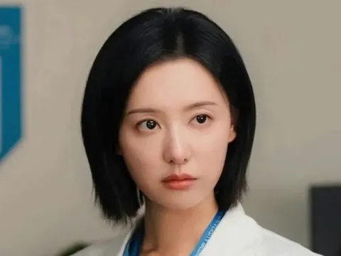 Kim Ji Won cắt tóc sau 10 năm đóng Hậu Duệ Mặt Trời, lý do gây chú ý